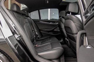 BMW 5-serie M550d xDrive High Executive | 2e eigenaar | Driving Assistant Plus | Innovation pakket | Stoelverwarming & -ventilatie | Stuurverwarming | Harman-kardon | 360 camera / 20