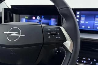 Opel Frontera 1.2 Turbo 145pk Hybrid Automaat GS 7 persoons | 8 Jaar speciale garantie | Navigatie | Stoel- en stuurverwarming | Verwarmbaar voorraam | Dakrails | Achteruitrijcamera | Climate control | 17" Lichtmetalen velgen / 23