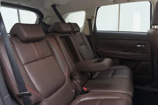 Mitsubishi Outlander 2.0 PHEV Automaat instyle | Navigatie | Lederen bekleding | Achteruitrijcamera | Elektrische achterklep | Stoel- en stuurverwarming | Verwarmd voorraam / 17