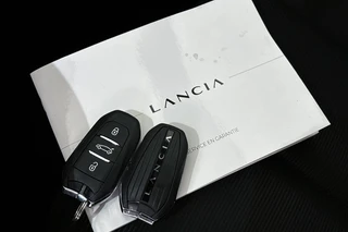 Lancia Ypsilon 1.2 Turbo Hybrid 110pk / 24