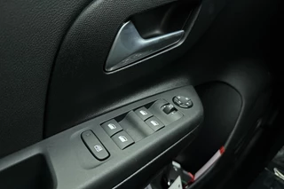 Opel Corsa Electric Long Range GS 51 kWh | Keyless Entry & Start | Climate Control | Navigatie | Extra getint glas | Camera | Parkeersensoren voor & achter | Full LED / 17