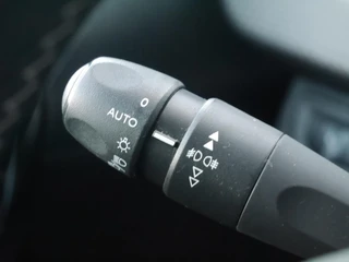 Peugeot 208 1.2 PureTech Allure 110 PK | Automaat | Climate Control | Navigatie | Cruise Control | Licht Metalen Velgen | Apple carplay/Android auto | AUX | USB | Dealer onderhouden / 17