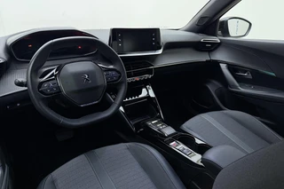 Peugeot e-2008 EV Allure 50 kWh | 100% SOH! l Apple Carplay/Android Auto l Bluetooth l DAB l Cruise Control l Climate Control l Navigatie l Lichtmetalen Velgen l PDC Achter / 16