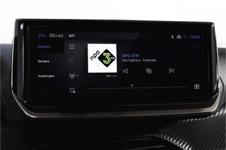 Peugeot 2008 1.2 PureTech 130 PK Allure - Automaat  | Dig. Cockpit | Adapt. Cruise | Stoelverw. | PDC | Camera | App. Connect | ECC | LM 17" | / 16