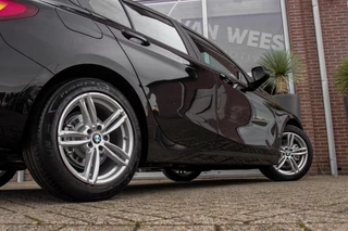 BMW 1-serie 116d F40 Executive Edition | 1e eigenaar | NL Auto | HiFi audio | DAB | LED | Apple Carplay | Rijstrooksensor | Cruise control | Climate control | Sportstuur | Active Guard Plus / 43