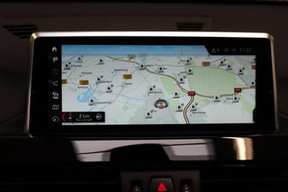 BMW X1 sDrive20i High Executive xLine Automaat  / Navigatiesysteem Plus / Trekhaak / Achteruitrijcamera / Leder / Head-Up Display / 18 Inch / 18 Inch / Stoelverwarming / Extra Getint Glas / Lichtpakket / 20