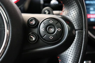 MINI Clubman Cooper S Chili Serious Business Automaat / Navigatiesysteem Professional / Panoramadak / Trekhaak / Leder / 19 Inch / Driving Assistant / Lichtpakket / Achteruitrijcamera / Climate Control / Harman Kardon / Stoelverwarming / 46