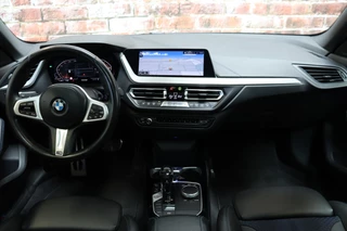 BMW 2 Serie Gran Coupé 218i High Executive M Sport Pakket Automaat  / Live Cockpit Professional / Panoramadak / Stoelverwarming / 18 Inch / Climate Control / Parkeersensoren / Bluetooth / DAB / Cruise Control / Lichtpakket / Extra Getint Glas / LED / 15