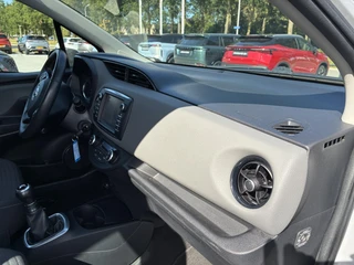 Toyota Yaris 1.0 VVT-i Aspiration 5-Deurs | Climate control | Camera | Navigatie | Cruise control | Elektrisch Pakket | Bluetooth telefoonvoorbereiding / 44