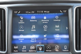 Maserati Levante 3.0 V6 AWD GranLusso 350 pk Facelift Driver ass.Pack 1 | Open dak | Harman/Kardon | Camera | Luchtvering | Carplay | Keyless | DAB | Full LED | 20" / 21