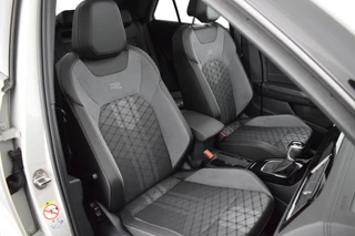 Volkswagen T-Roc 1.5 TSI 150pk DSG R-Line Business+ Black Style Trekhaak Camera IQ.Light Panoramadak Virtual Cockpit Navigatie / 2