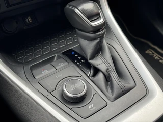 Toyota RAV4 2.5 Hybrid Dynamic AWD DYNAMIC 1650KG TREKGEW STOELVERW PARK-SENSOREN NAVI CAMERA APPLE/ANDROID LM-VELGEN / 17