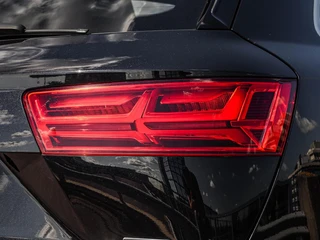 Audi Q7 3.0 TFSI quattro S-Line Panoramadak B&O Advanced Nachtzicht Luchtvering Leder ACC HUD Virtual Cockpit Soft-Close Achterasbesturing Trekhaak 21" / 55