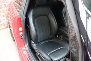 MINI Cooper Hatchback Chili Serious Business 3 deurs / Navigatiesysteem / Leder / John Cooper Works Exterieurpakket / Lichtpakket / Extra Getint Glas / Climate Control / Parkeersensoren / LED / Bluetooth / Cruise Control / Sportstoelen / 17 Inch / 18