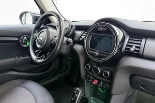 MINI 5-Deurs 1.5 Cooper 60 Years Edition Automaat | Navigatie | Climate control | Parkeersensoren |5 Deurs | Lichtmetalen velgen black | Keyless / 15