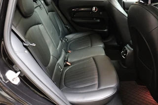 MINI Clubman Cooper S Chili Serious Business Automaat / Navigatiesysteem Professional / Panoramadak / Trekhaak / Leder / 19 Inch / Driving Assistant / Lichtpakket / Achteruitrijcamera / Climate Control / Harman Kardon / Stoelverwarming / 19