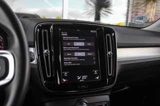 Volvo XC40 1.5 T3 Momentum Pro | 1e eigenaar | NL auto | Inc btw | Cruise control | Climate control | LED | Navigatie | Bluetooth | 18 inch | Trekhaak | Half leer | 163 pk / 28