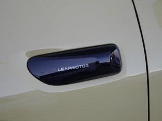 Leapmotor B05 ProMax Design 67.1 kWh | Panoramadak | Elektrisch verstelbare stoelen | Stuurwiel verwarming | Apple carplay/Android auto | Sfeerverlichting | Regensensor | Privacyglas | 19 inch lichtmetalen velgen / 35