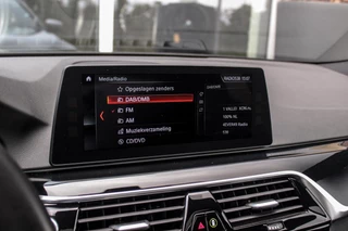 BMW 5-serie M550d xDrive High Executive | 2e eigenaar | Driving Assistant Plus | Innovation pakket | Stoelverwarming & -ventilatie | Stuurverwarming | Harman-kardon | 360 camera / 32