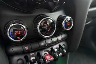 MINI 5-Deurs 1.5 Cooper 60 Years Edition Automaat | Navigatie | Climate control | Parkeersensoren |5 Deurs | Lichtmetalen velgen black | Keyless / 25