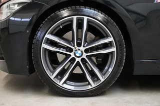 BMW 3 Serie Touring 330i High Executive M Sport Pakket Automaat  / Navigatie Professional / Panoramadak / Leder  / Trekhaak / Parkeersensoren voor+achter / Comfort Acces / Head-Up Display / Stoelverwarming / Achteruitrijcamera / Hifi / 19 Inch / Chrome Line / 12