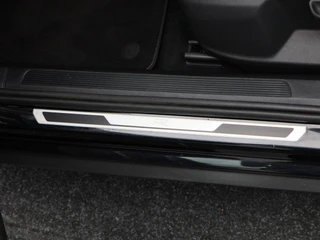 Volkswagen T-Roc 1.5 TSi R-Line Business 150 Pk Automaat | Trekhaak | Carplay | Virtual Cockpit | Adaptive Cruise | Keyless | Elektrische Achterklep | 18 Inch / 23