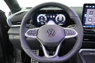 Volkswagen T-Roc 1.5 eTsi 150pk DSG R-Line First Edition Trekhaak Camera Keyless Stoelverwarming Virtual Cockpit Carplay / 17