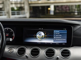 Mercedes-Benz E-klasse 220 d AMG Line Night Edition Panoramadak Widescreen Sfeerverlichting Apple CarPlay Android Auto Camera Stoelverwarming LED / 25