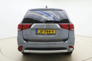 Mitsubishi Outlander 2.0 PHEV Automaat instyle | Navigatie | Lederen bekleding | Achteruitrijcamera | Elektrische achterklep | Stoel- en stuurverwarming | Verwarmd voorraam / 12