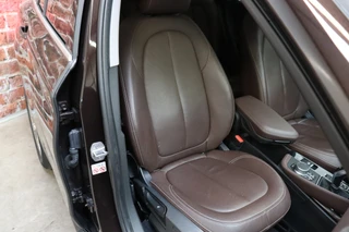 BMW X1 sDrive20i High Executive xLine Automaat  / Navigatiesysteem Plus / Trekhaak / Achteruitrijcamera / Leder / Head-Up Display / 18 Inch / 18 Inch / Stoelverwarming / Extra Getint Glas / Lichtpakket / 17