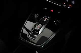Audi Q4 Sportback e-tron 40 S edition 77 kWh SOH 93% Trekhaak Camera HUD Sonos Panoramadak Stoelverwarming Navigatie S-Line / 43