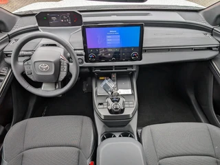 Toyota C-HR+ First Edition 77 kWh NIEUW & DIRECT LEVERBAAR! STOEL/STUURWIELVERWARMING WARMTEPOMP PDC VOOR + ACHTER CAMERA / 8