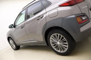 Hyundai Kona 1.0T 120pk Fashion | Navigatie | Trekhaak | Climate control | Achteruitrijcamera | Cruise control | Keyless | Lichtmetalen velgen | Parkeersensoren / 18