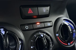 Peugeot 208 1.2 PureTech Blue Lion | Parkeersensoren | Navigatie | Radio | Stuurbediening | Climate control | Airco | / 22