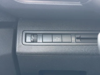 Peugeot 3008 Première 1.2 PureTech 130PK Navigatie, Achteruitrijcamera, Keyless, Elektrische Kofferklep, Trekhaak, Apple Carplay, Android Auto / 19