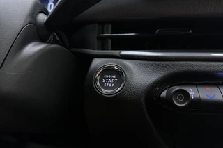 Fiat 600 1.2 Turbo 145pk Hybrid Automaat Sport | DEMO | Tot 8 jaar garantie | Navigatie | Achteruitrijcamera | Elektrische achterklep | LED Matrix koplampen | Sportief interieur | 18" Lichtmetalen velgen | Zwart dak / 36