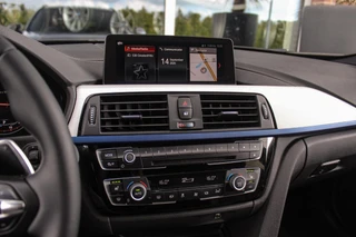 BMW 3-serie Touring 320i M Sport Edition | 2e eigenaar | NL auto | Camera | HiFi audio | Stoelverwarming | DAB | Head-up | Cruise control | LED | Park Assistant | PDC | Navigatie / 27