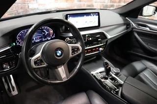 BMW 5 Serie Touring 520i High Executive M Sport Pakket Automaat  / Trekhaak / Navigatie Professional / Achteruitrijcamera / Comfortstoelen / DAB / Apple Carplay / Stoelverwarming / Adaptief Onderstel / Cruise Control / LED / 15