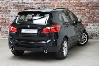 BMW 2 Serie Active Tourer 220i Executive Automaat  / Navigatiesysteem / Adaptieve LED koplampen / Hifi / Stoelverwarming / 16 Inch / Parkeersensoren voor+achter / Bluetooth / Cruise Control / Elektrische Achterklep / Verstelbare Achterbank / 5