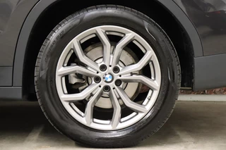 BMW X3 xDrive20i High Executive xLine Automaat  / Navigatie Professional / Leder / Trekhaak / 19 Inch / Adaptieve LED-koplampen / Stoelverwarming / Ambiance Verlichting / Parkeersensoren voor+achter / Sportstoelen / 11