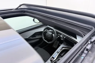 Peugeot e-3008 GT Long Range 230 97 kWh | DEMO | 8 jaar garantie | Panoramisch schuifdak | Stoelverwarming voor en achter | Alcantara bekleding | Navigatie | Camera / 19