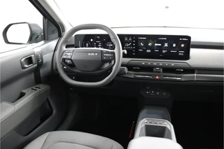 Kia EV3 Plus 81.4 kWh  - SOH 98,8% - Stoel/stuurwiel verwarming - Adaptieve Cruisecontrole - LED lampen - V2L - Fabrieksgarantie tot en met 03-2032 / 36