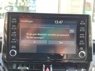 Toyota Corolla Touring Sports 1.8 Hybrid Style TREKHAAK BLIND SPOT STOEL/STUURVERW PARK-SENSOREN HEAD-UP EL-ACHTERKLEP APPLE/ANDROID 16'' LM-VELGEN AD-CRUISE CLIMA / 21
