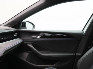 Volkswagen Passat Variant 1.5 eHybrid 272 Pk R-Line | Black Style | Stoel/Stuurverwarming | Panoramadak | 360 Camera | Head Up | Memory | Trekhaak | 19 Inch | 155 Km !! / 39