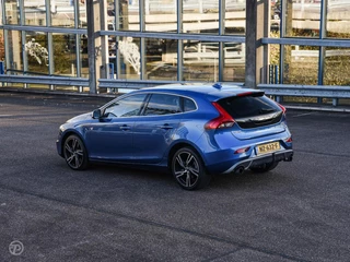 Volvo V40 2.0 D3 150 PK Business Sport R-Design Panoramadak Harman Kardon LED Standkachel Trekhaak Stoelverwarming 18" / 10