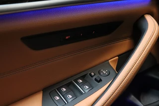 BMW 5 Serie Touring 520i High Executive Luxury Line Automaat  / Live Cockpit Professional / Laser Light / Cruise Control / Achteruitrijcamera / Stoelverwarming / Climate Control / Comfort Stoelen / Parking Assistant / 18 Inch / 29