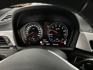 BMW X2 SDrive18i Executive / NL-auto / Navigatie / 21