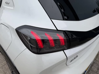 Peugeot 208 1.2 Turbo 100 PK GT | Navigatie | Zwart dak | Sportstoelen | Keyless Start | 17" Lichtmetalen Velgen | Full LED Verlichting | Climate Control | Cruise Control | Camera | Parkeersensoren | Dodehoek detectie | / 36