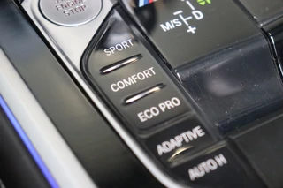 BMW 8 Serie M850i xDrive High Executive M Sport Pakket Automaat  / Live Cockpit Professional / Individual Leder Merino / Driving Assistant / Carbon Exterieur / Active Steering / Laserlight / M Sportremsysteem / Active Cruise Control met Stop en Go-functie / M Sportdifferentieel / Shadow Line / Achteruitrijcamera / Harman Kardon / 30