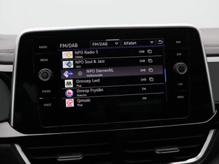 Volkswagen T-Roc 1.5 TSi 150 Pk Automaat R-Line Business | Trekhaak | Stoelverwarming | Camera | Adaptive Cruise | Carplay | Navigatie | 17 Inch | 20.604 Km !! / 28